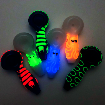 O Octopus Glow In The Dark Glass Smoking Spoon Hand Pipe