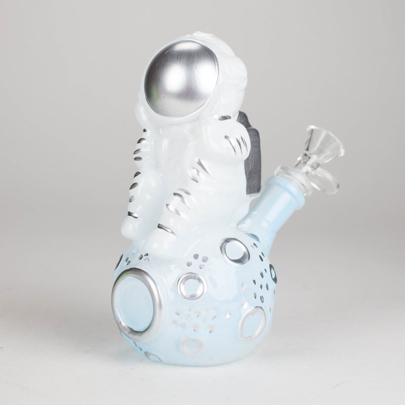 O 7" 3D Astronaut Glass Bong – Space Inspired Water Pipe