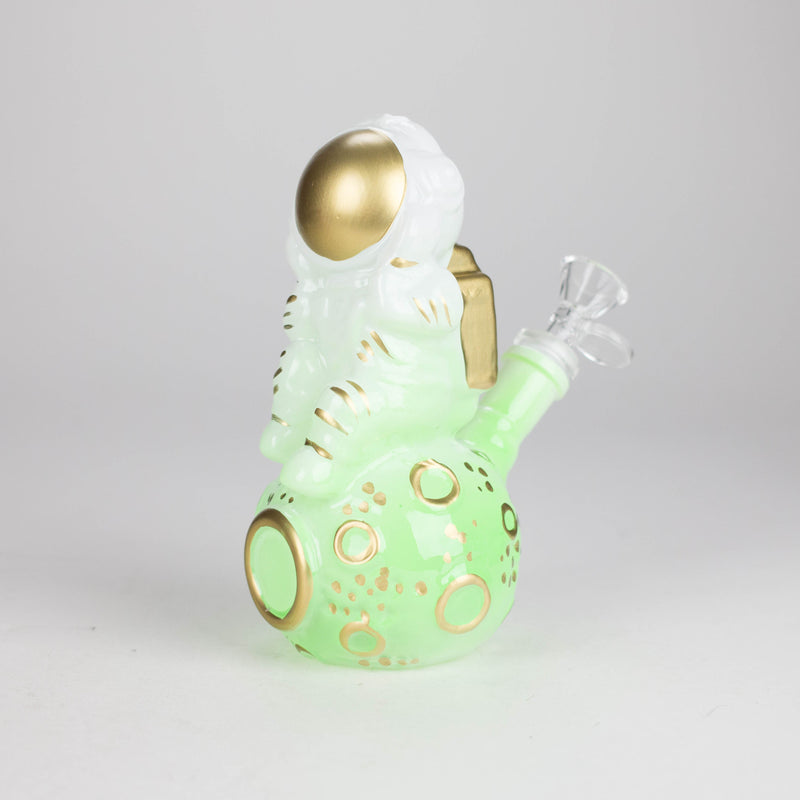 O 7" 3D Astronaut Glass Bong – Space Inspired Water Pipe